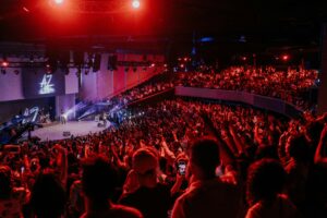A packed concert venue filled with enthusiastic fans, symbolizing the vibrant and affordable access to entertainment with BilletReduc in Toulouse.