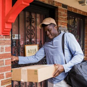 A delivery person holding a package at a customer’s door, showcasing the ease of fulfilling customer orders when running a dropshipping business through platforms like AliExpress.